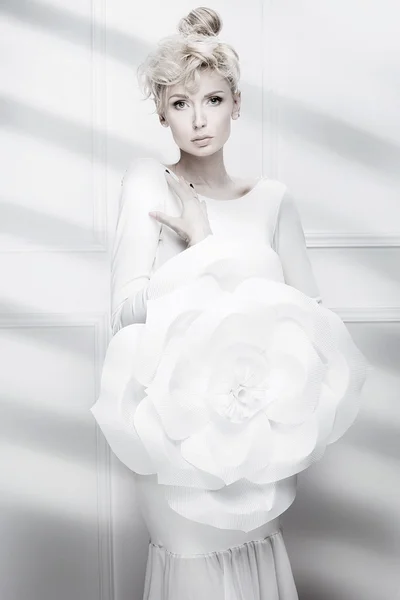 Büyük beyaz çiçek ile sarışın Bayan. — Stok fotoğraf