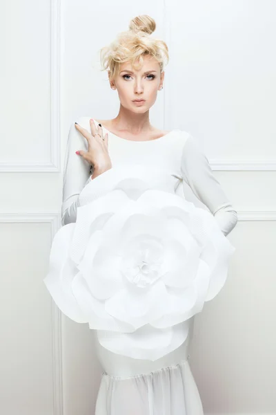 Büyük beyaz çiçek ile sarışın Bayan. — Stok fotoğraf