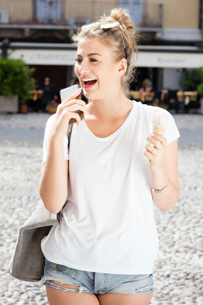 Chica elegante mensajes de texto en el teléfono móvil . — Foto de Stock