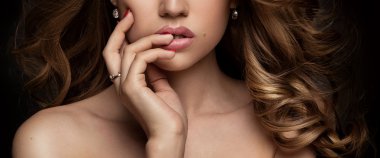 Güzel dudaklar Closeup fotoğraf, glamour makyaj. 