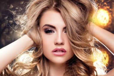 Güzel genç bir kadının portresi..