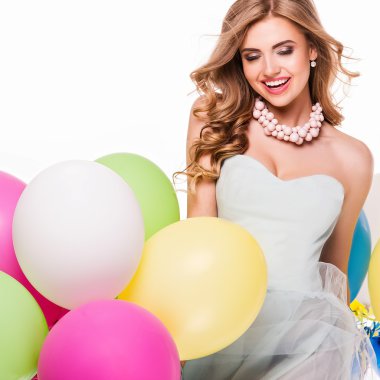 Balonlar ile gülümseyen güzel kız.