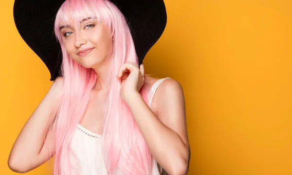 Κοπέλα με ροζ μαλλιά ποζάρει σε κίτρινο φόντο. — Φωτογραφία Αρχείου