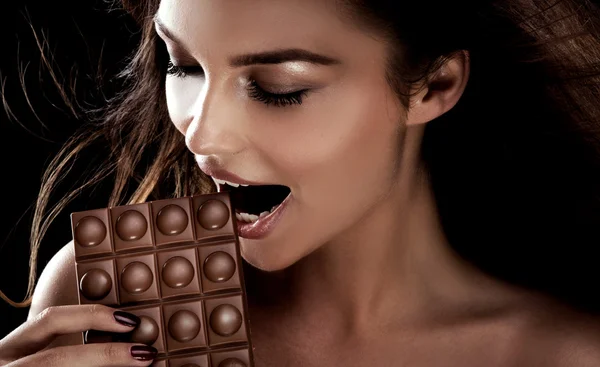 Young girl with chocolate. — Stock Photo, Image
