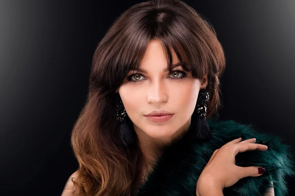 Portret van de schoonheid van brunette elegante vrouw. — Stockfoto