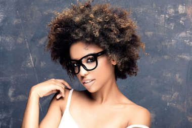 Afro ile genç Afrikalı kız portresi.