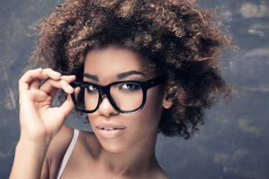 Afro ile genç Afrikalı kız portresi.