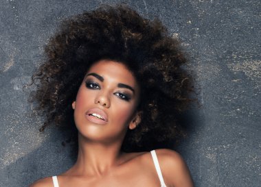 Afro ile genç Afrikalı kız portresi.