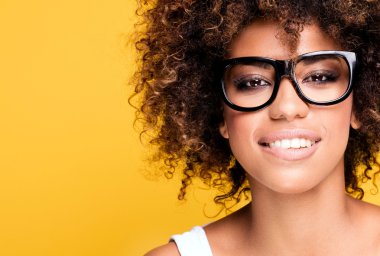 Afro ile Gülen afrikalı amerikalı kız.