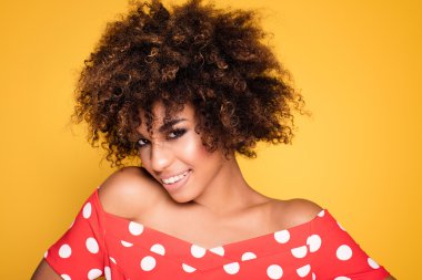 Afro ile gülümseyen kız güzellik portresi.