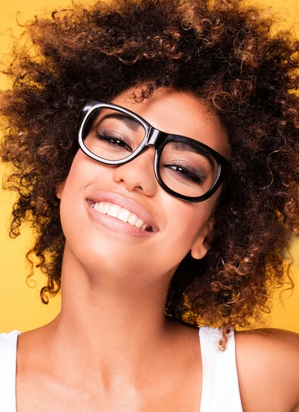 Riendo chica afroamericana con afro . — Foto de Stock