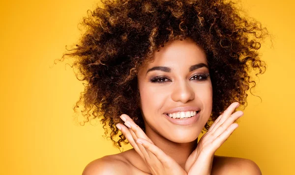 Szépség portréja mosolygó lány afro. — Stock Fotó