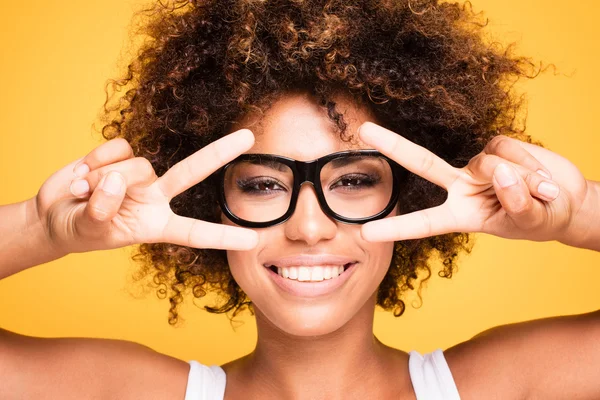 Riendo chica afroamericana con afro . — Foto de Stock