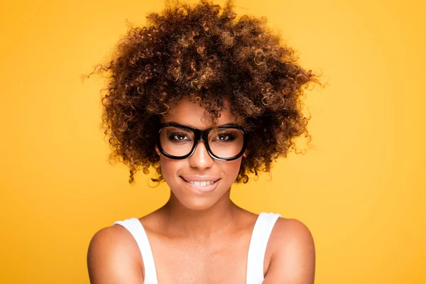 Ridere africano americano ragazza con afro . — Foto Stock