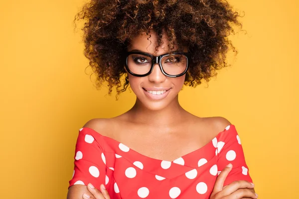 Afro ile genç kız portresi.