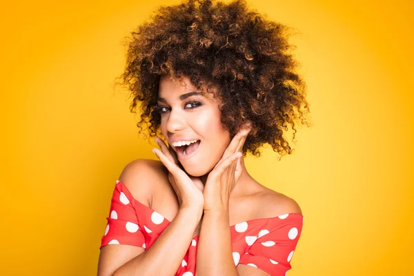 Schönheitsporträt eines lächelnden Mädchens mit Afro. — Stockfoto