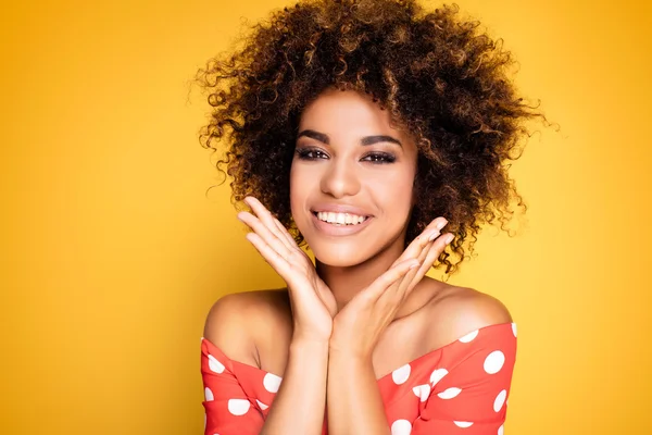 Szépség portréja mosolygó lány afro. — Stock Fotó