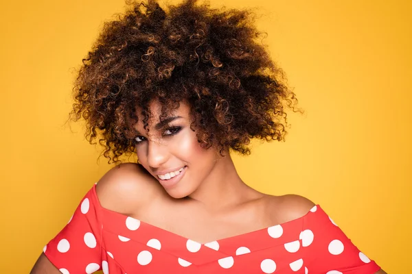 Retrato de beleza de menina sorridente com afro . — Fotografia de Stock