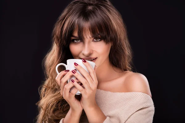 Красива жінка п'є каву . — стокове фото
