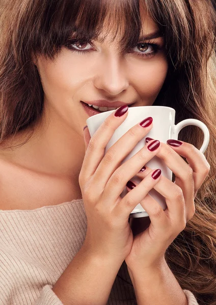 Mujer bonita bebiendo café . — Foto de Stock