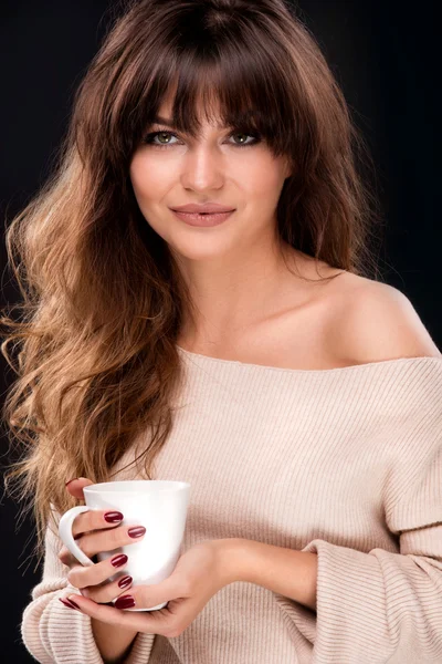 Mooie vrouw koffie drinken. — Stockfoto