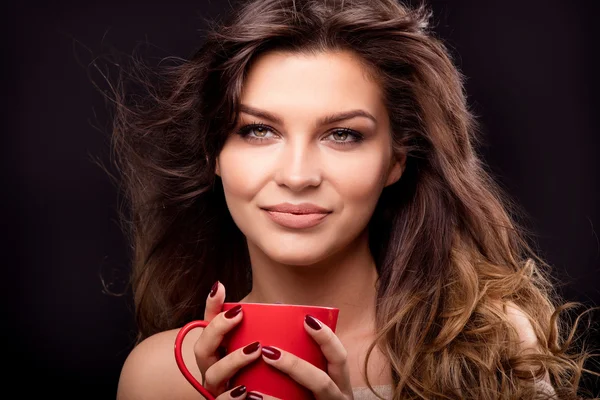 Bella donna che beve caffè . — Foto Stock