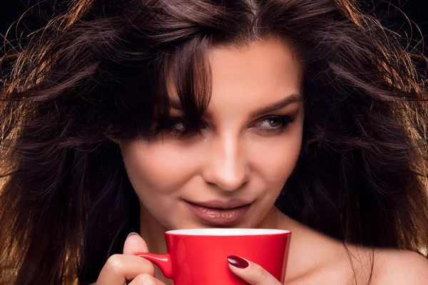Hübsche Frau trinkt Kaffee. — Stockfoto