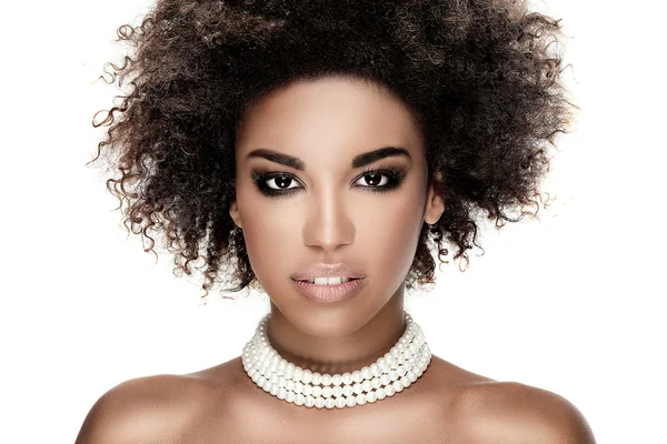 Skönhet porträtt av leende flicka med afro. — Stockfoto