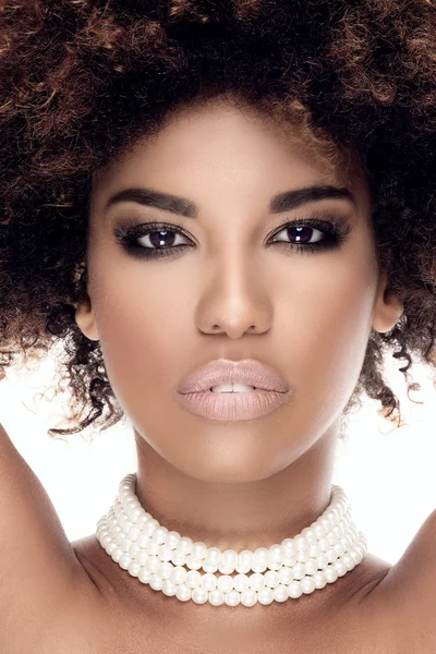 Portret van Afro-Amerikaanse meisje in parels. — Stockfoto