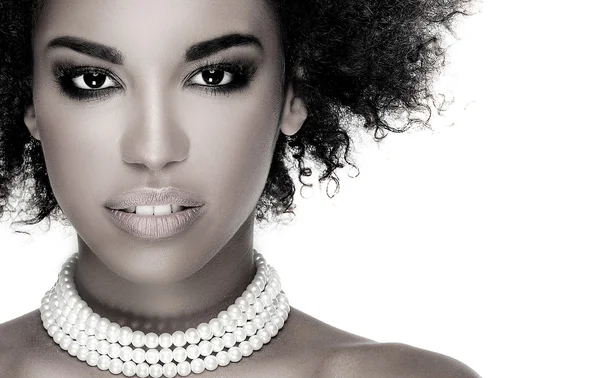 Afro ile gülümseyen kız güzellik portresi.