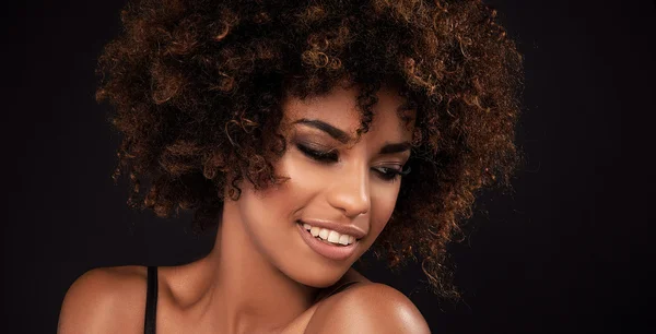 Belleza primer plano retrato de chica con afro . — Foto de Stock