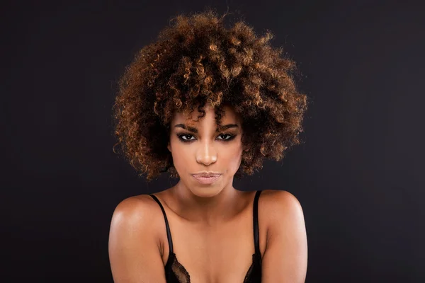 Belleza primer plano retrato de chica con afro . — Foto de Stock