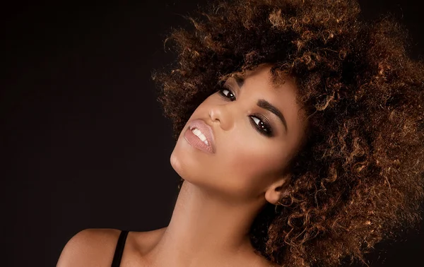 Retrato de beleza de menina sorridente com afro . — Fotografia de Stock