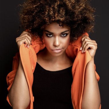 Turuncu montlu moda kadın.