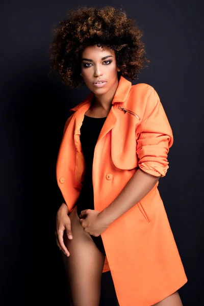 Femme à la mode en manteau orange . — Photo