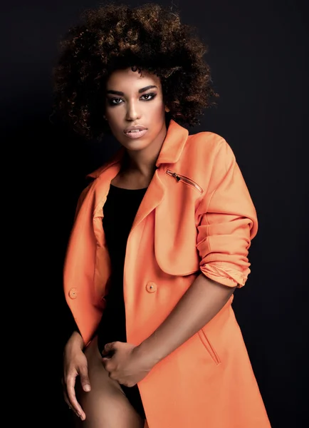 Modische Frau in orangefarbenem Mantel. — Stockfoto