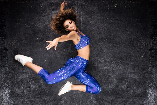 Joven afroamericana chica bailando . —  Fotos de Stock