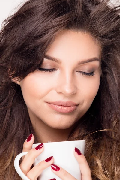 Chica joven con taza blanca en la mano . — Foto de Stock