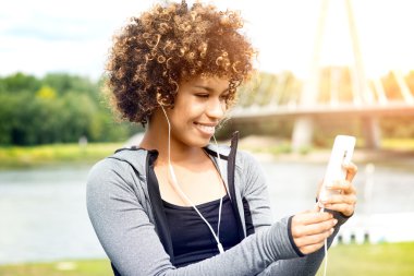 Uygun açık poz afro kızla.