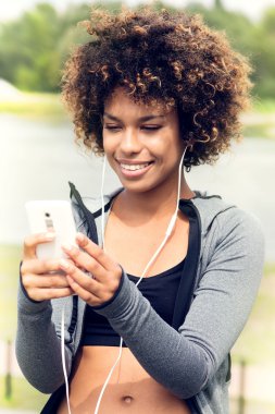 Uygun açık poz afro kızla.