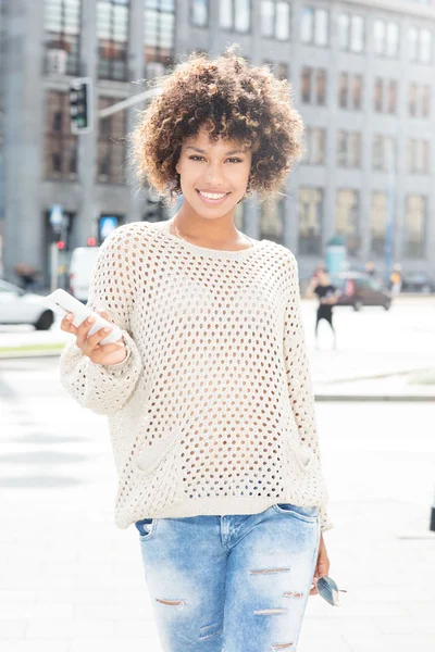 Junge afrikanische amerikanische Mädchen posiert im Freien. — Stockfoto