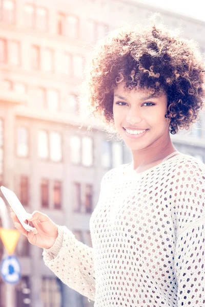 Giovane ragazza afroamericana in posa all'aperto . — Foto Stock