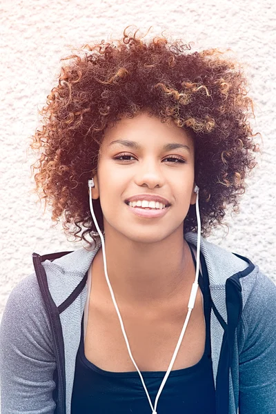Fit girl with afro posing outdoor. — Stock Photo, Image