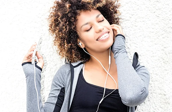 Fit girl with afro posing outdoor. — Stock Photo, Image