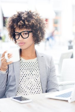Zarif Afrikalı-Amerikalı kadın içme kahve, çalışma.