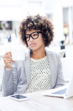 Zarif Afrikalı-Amerikalı kadın içme kahve, çalışma.