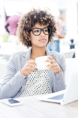 Zarif Afrikalı-Amerikalı kadın içme kahve, çalışma.