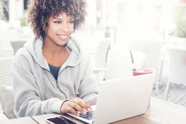 Jonge student met behulp van laptop. — Stockfoto