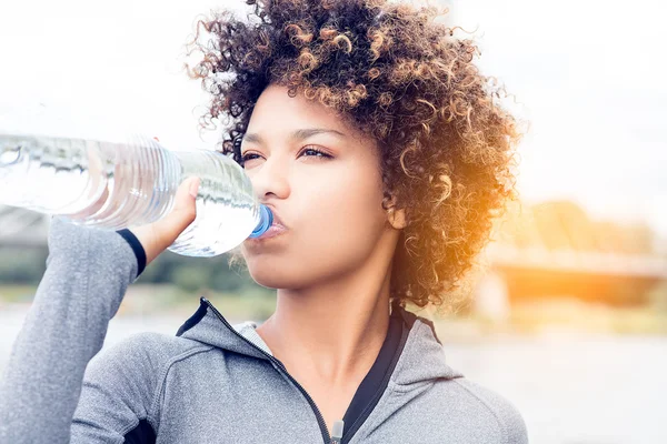 Chica beber agua de la botella . —  Fotos de Stock