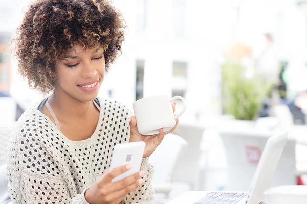 Jonge african american vrouw koffie drinken. — Stockfoto